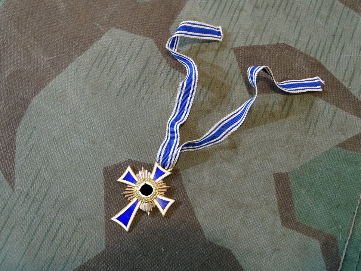Ehrenkreuz der deutschen Mutter in Gold mit Bandabschnitt, Emaillechip