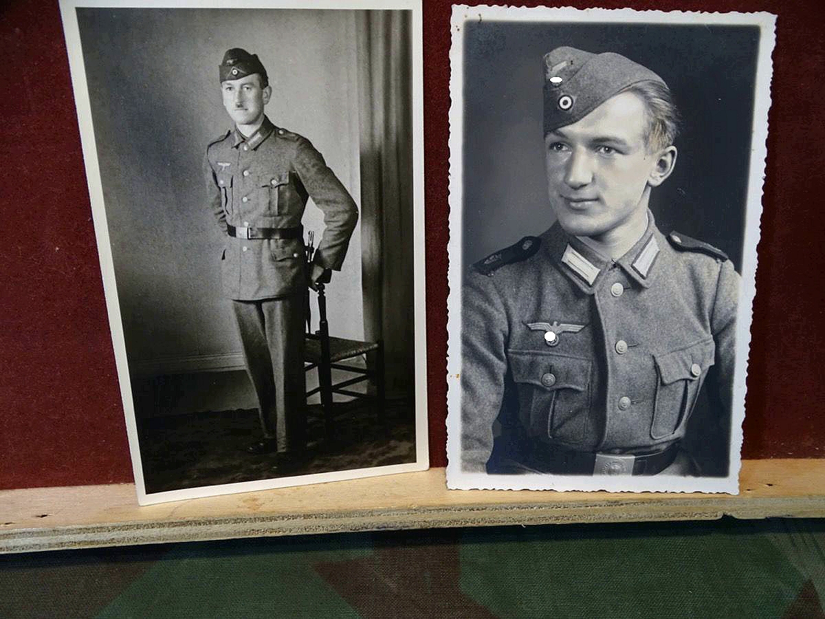 2 Portrait Postkarte, Wehrmachts Marine Artillerie Angehörige mit Schiffchen