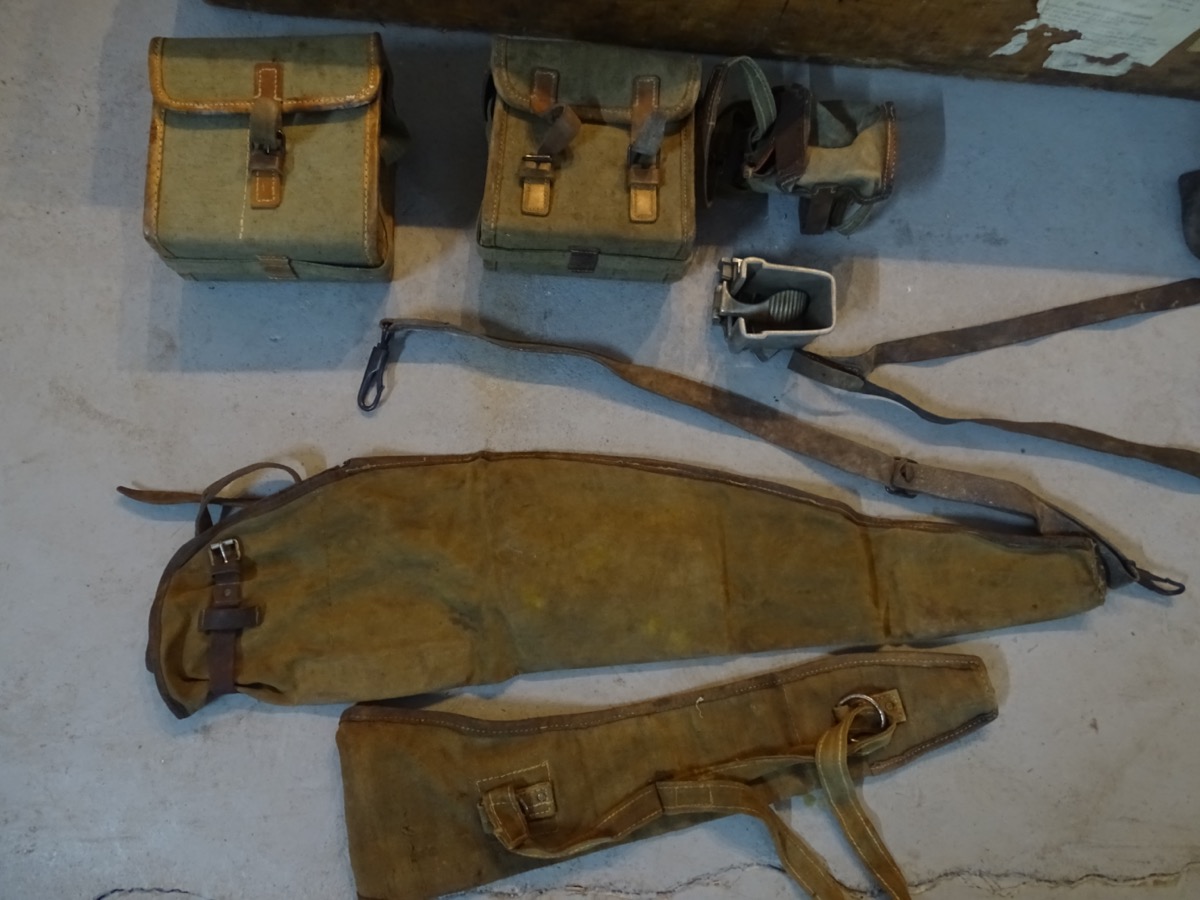 Original MG 30 ( t) Waffenkiste mit umfangreichem Zubehörsatz
