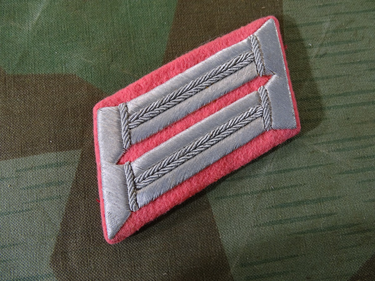 Kragenspiegel Offizier der Panzertruppe, Waffenfarbe rosa, schöner Zustand
