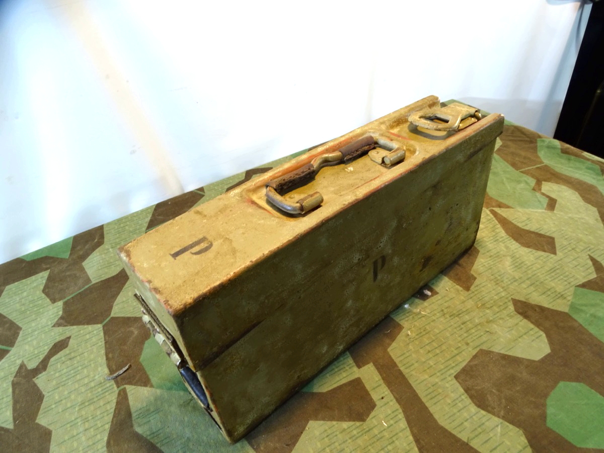 MG 34/ MG 42 Waffenmeister Patronenkasten 34, lehmgelb, "P" mit WaA 1941 mit 2 Waffenölkanistern. MG 34/ MG 42 Waffenmeister Patronenkasten 34, lehmgelb, "P" mit WaA 1941 mit 2 Waffenölkanistern.