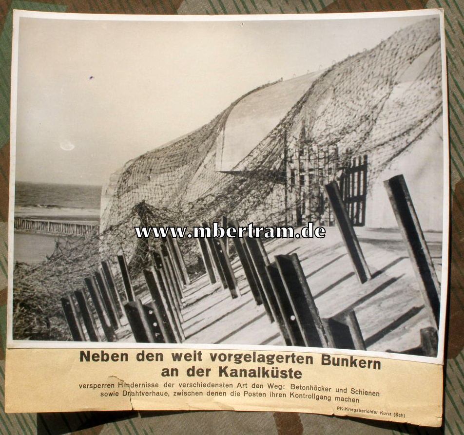 Draht, Betonhöcker, Schienen, Bunkern an der Kanalküste