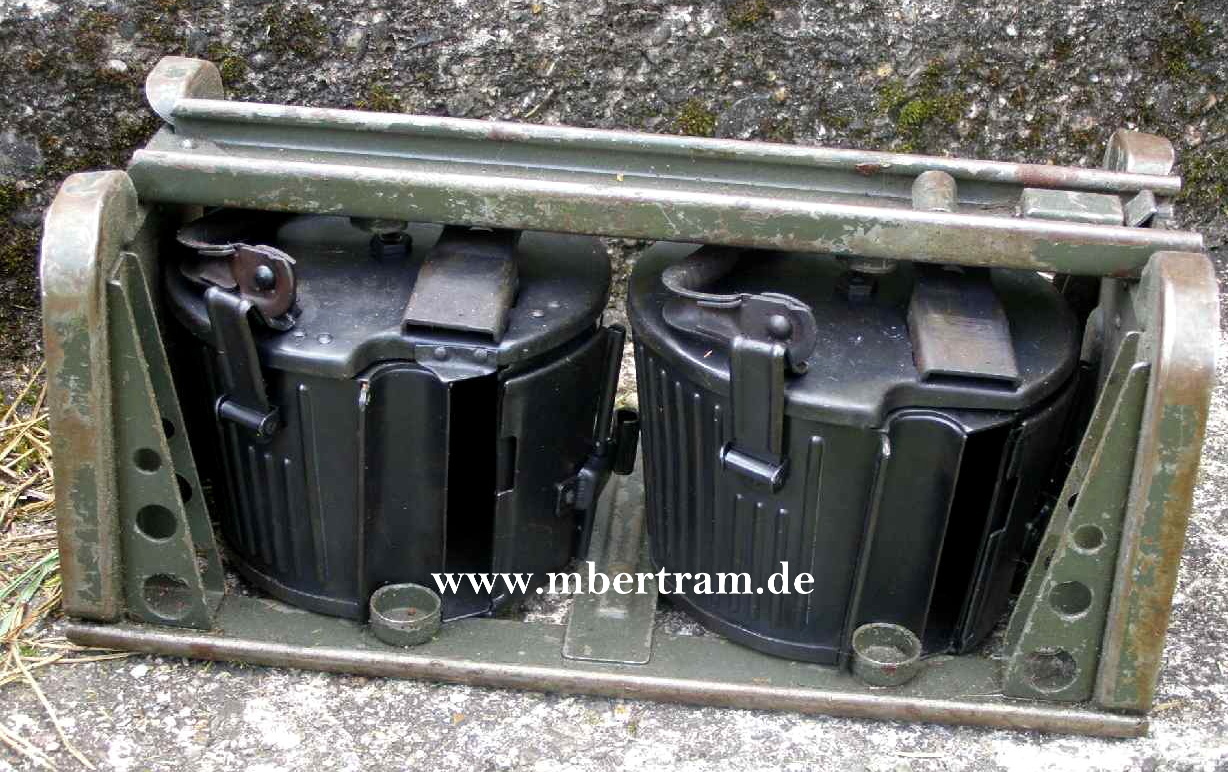 2 brünierte Trommelmag. MG 42/34 in Trage, Originalfarbe