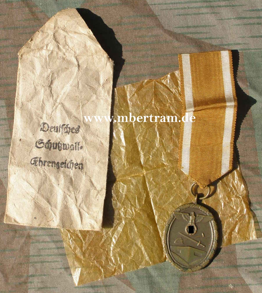 Deutsches Schutzwallehrenzeichen, m. Band, m. Tüte