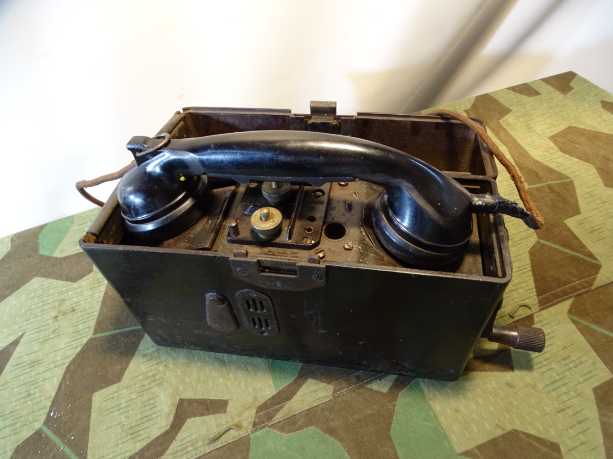 Feldtelefon der Wehrmacht, alle großen Bauteile Jahresgleich von 1944 Feldtelefon der Wehrmacht, alle großen Bauteile Jahresgleich von 1944