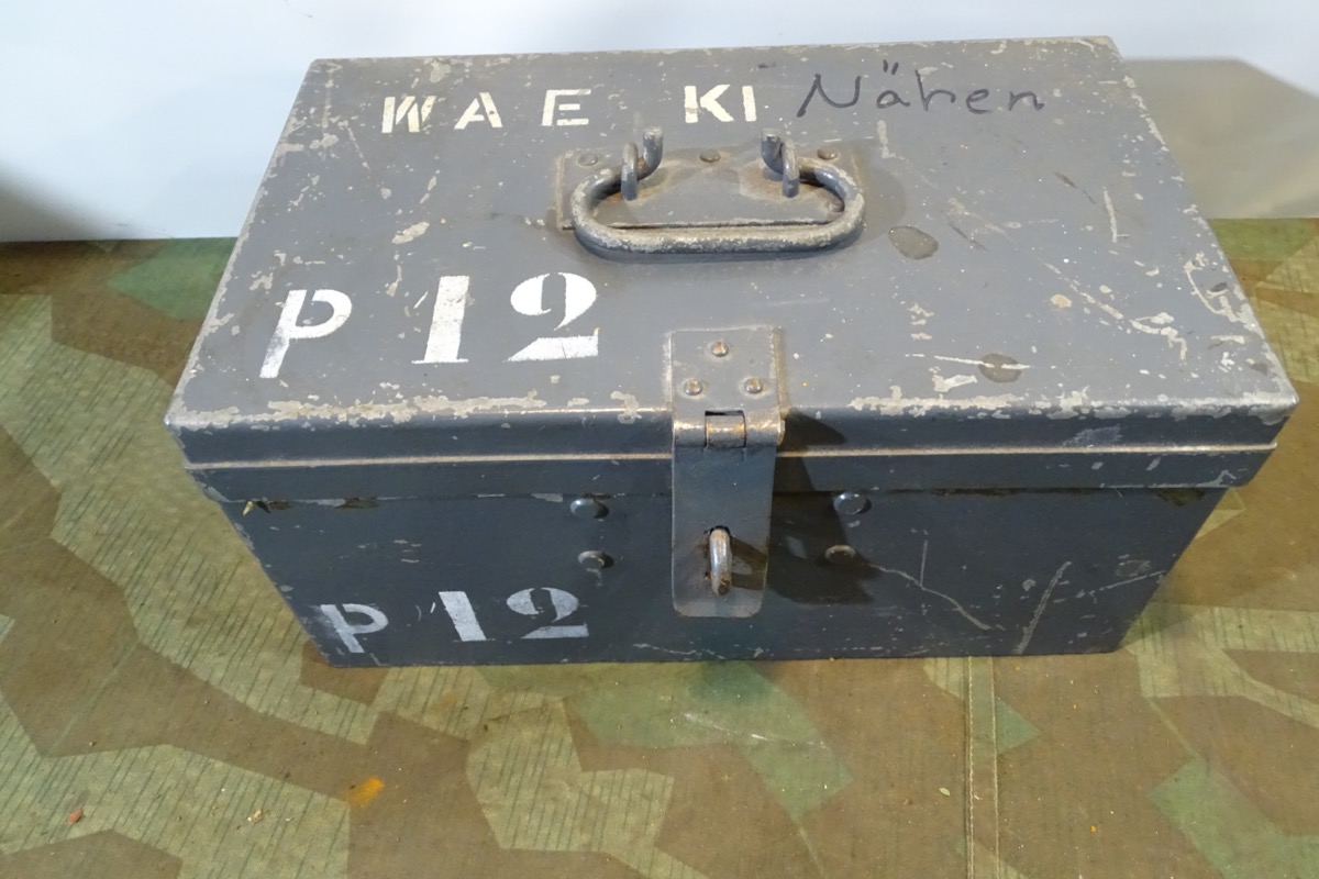 Uns unbekannte militärische Metallkiste, abschließbar, beschriftet : " WAE Kl P 12"