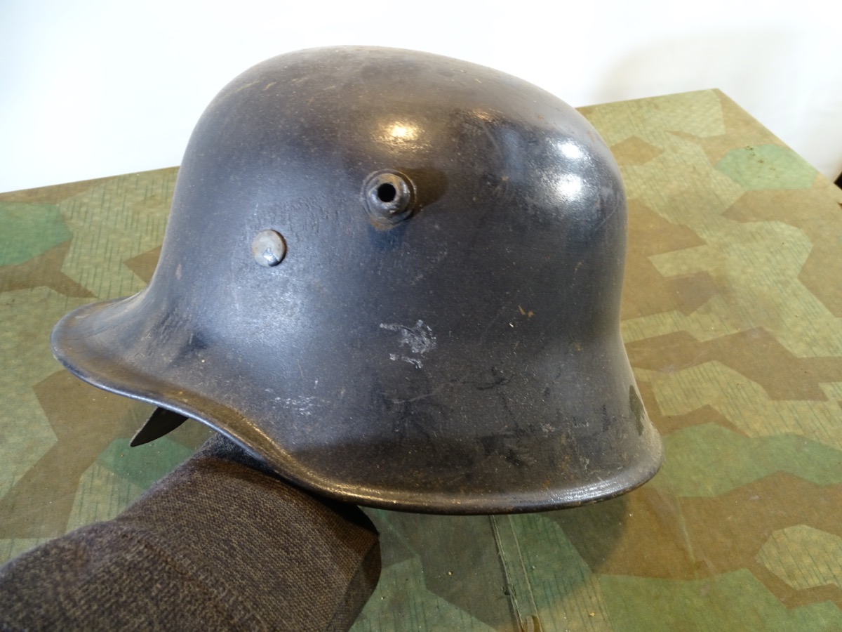 Schwarzer M 18 Stahlhelm mit Original WH Innenleben, 1. / 2. Weltkrieg