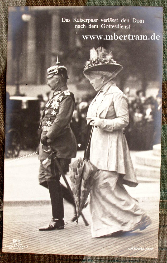 Kaiser Wilhelm, Gattin verlassen den Dom nach Gottesdiens