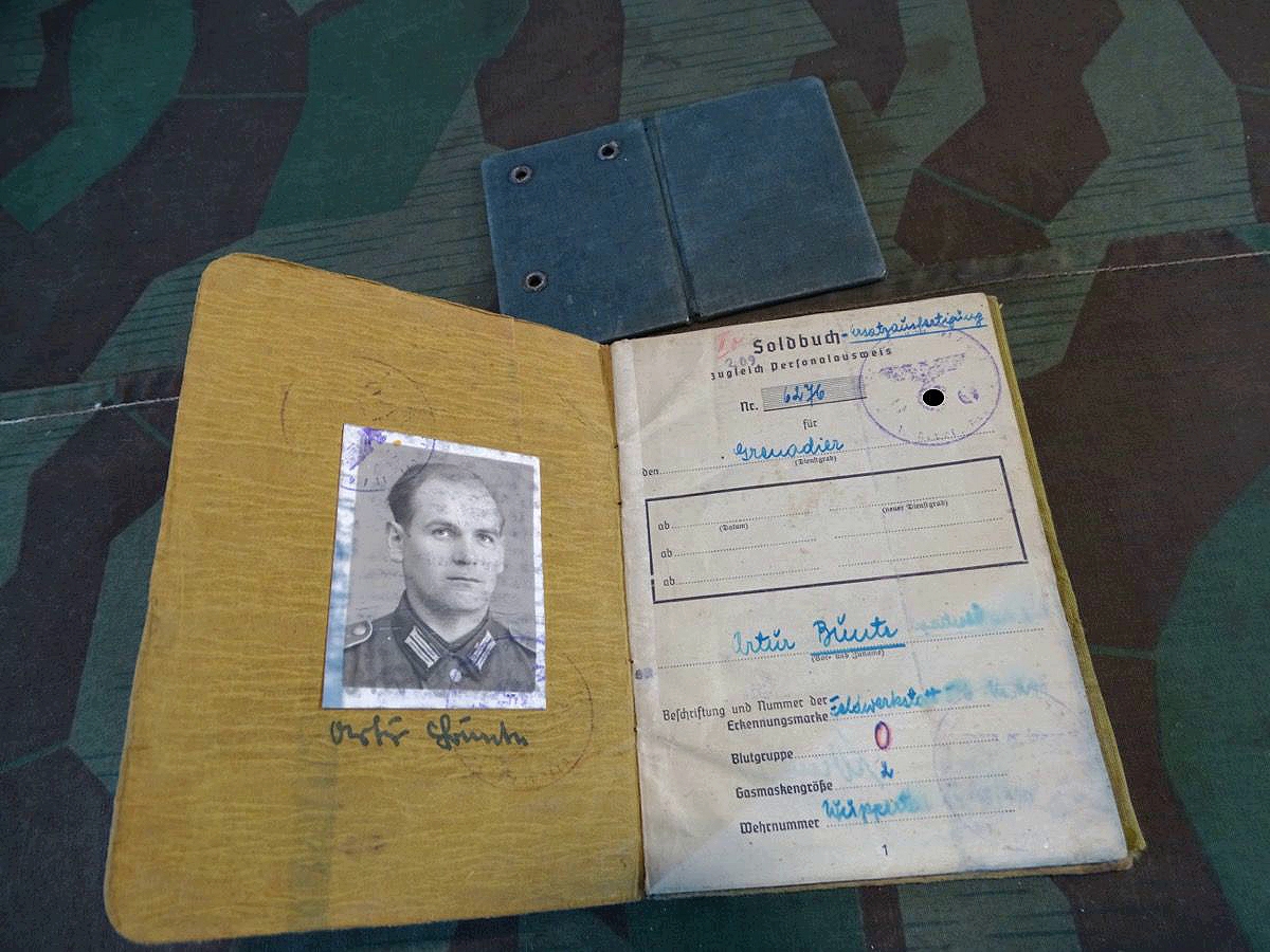 Soldbuch Grenadier Artur B, Jäger Ers. Btl. II/482, 5 Orden eingetragen Soldbuch Grenadier Artur B, Jäger Ers. Btl. II/482, 5 Orden eingetragen