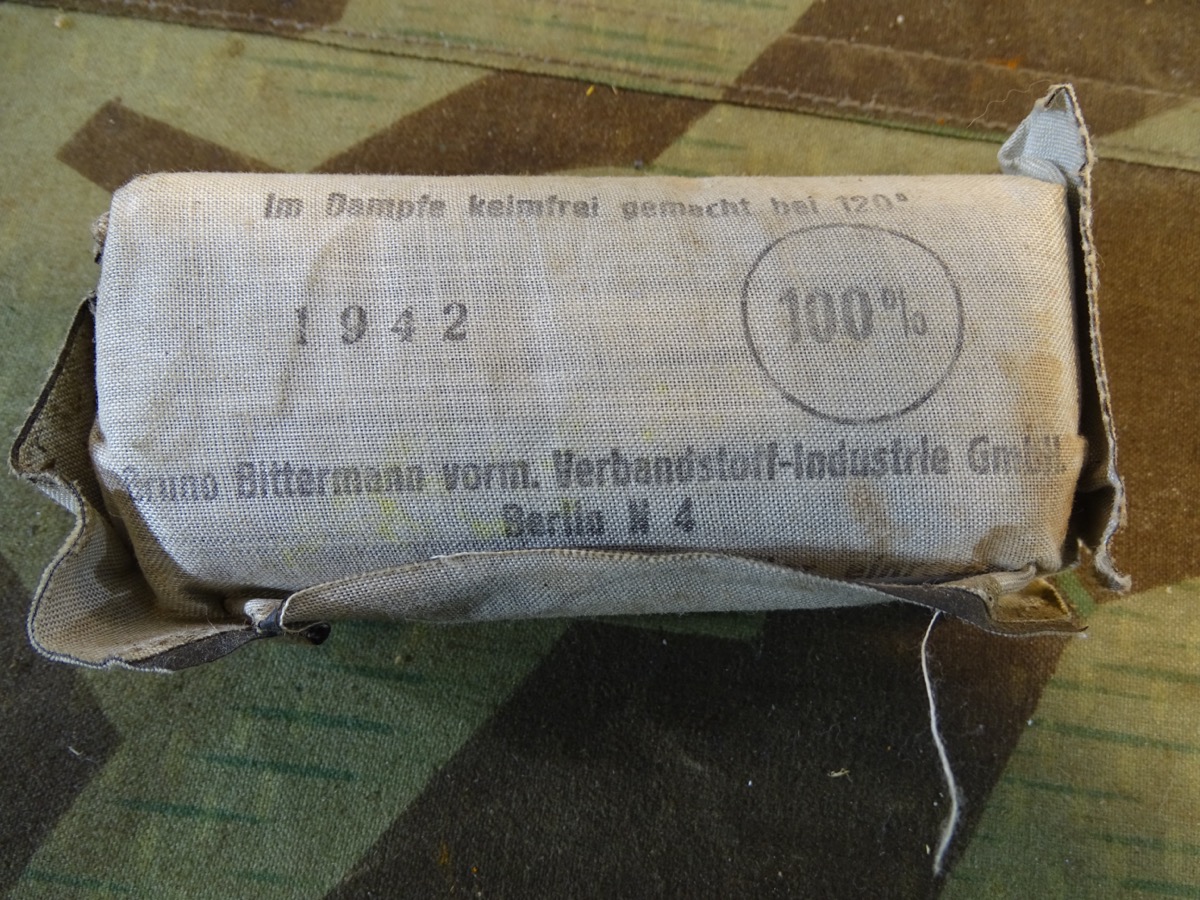 Großes Wehrmachts Verbandpäckchen, 1942, Bruno Bittermann / Verbandstoff Industrie Berlin Großes Wehrmachts Verbandpäckchen, 1942, Bruno Bittermann / Verbandstoff Industrie Berlin