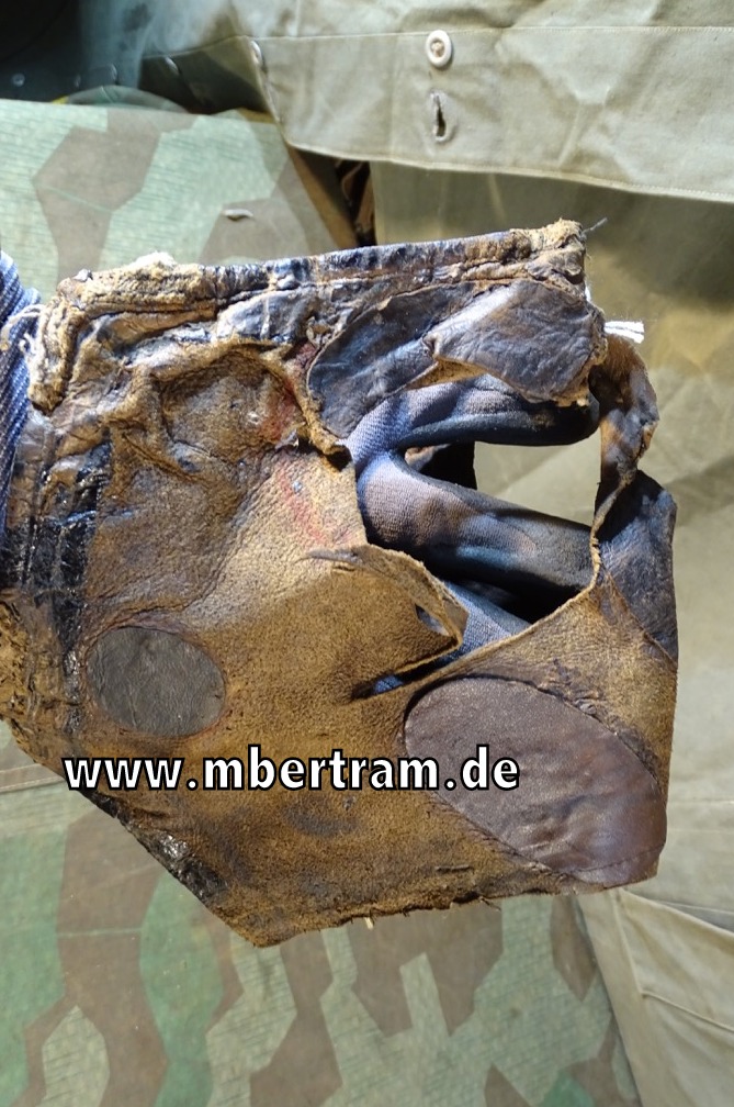 Leder von einer 1. Weltkriegs Gasmaske. Ohne Augenringe, Ventil, Riemen