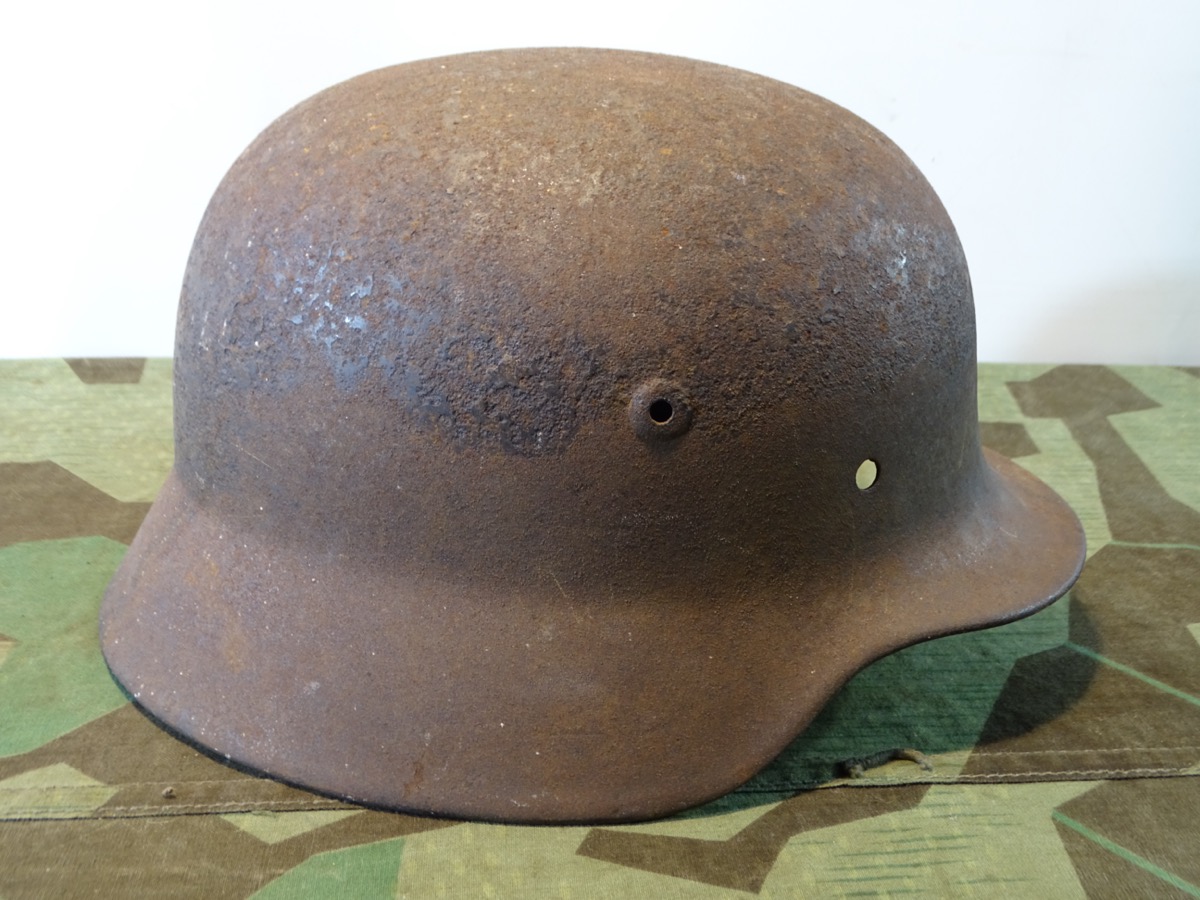 Wehrmachts Stahlhelm M 40, stabiles Fundstück, ungereinigt, SE 64