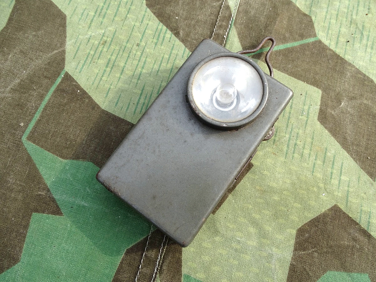 Werhrmacht Dienst Taschenlampe, Feldgrau, schöne Originallackierung. 