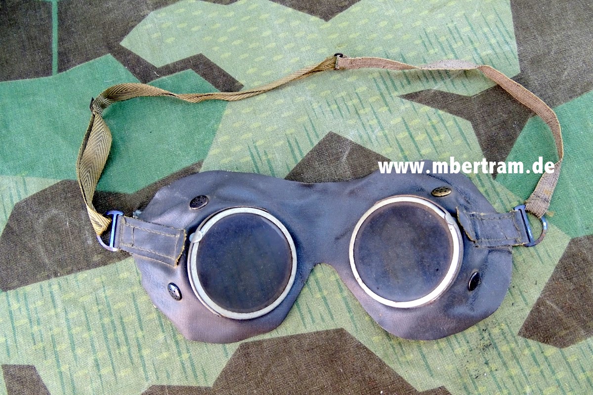 Wehrmacht Staubbrille, / Kradfahrerbrille.  Graues Ersatz- Leder. Getönte Gläser.