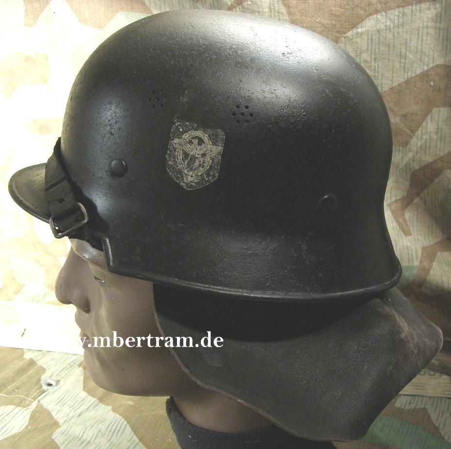 Feuerlöschpolizei Stahlhelm, 2 Originalabzeichen, entnazt.