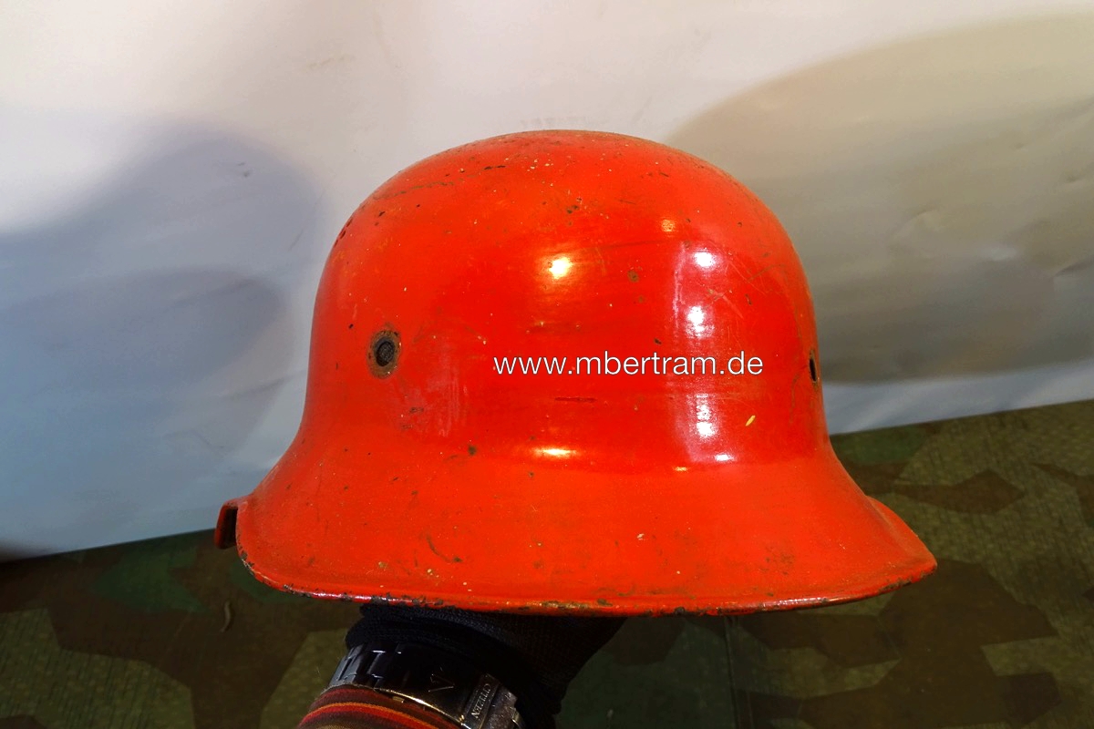 Einteiliger Luftschutz Helm, Gladiator  Form, rot überstrichen