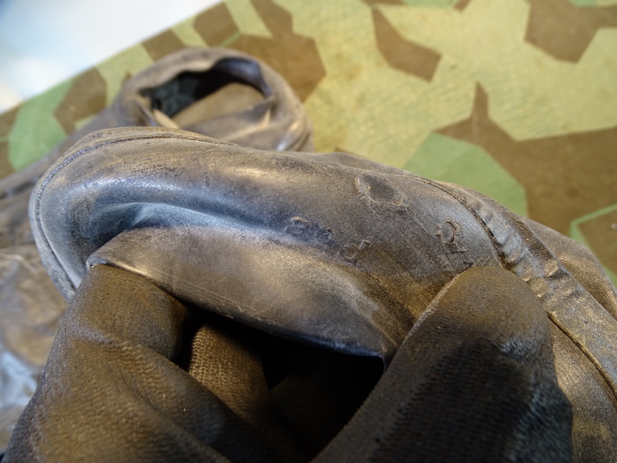 2 neuwertige, unterschiedliche Wehrmacht Kavallerie Pferde Gasschutz Strümpfe 41, " aqd" 