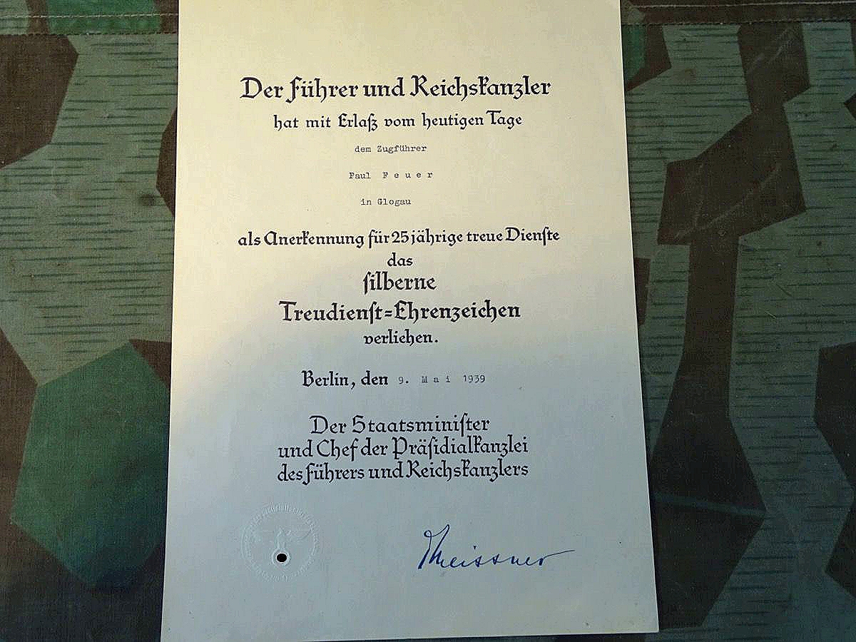 Große Urkunde für das Treudienst Ehrenzeichen in silber für 25 Jahre . Für den Zugführer Paul F, in Glogau , 1939