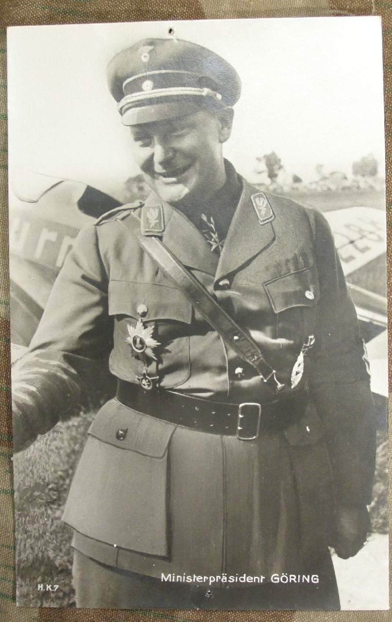 Ministerpräsident Göring", Portrait vor Flugzeug mit Orden.