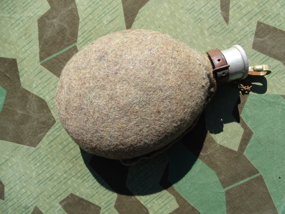 Späte  HJ/ DJ  Feldflasche, 0,5 Liter Ausführung, Kunststoff Druckknöpfe