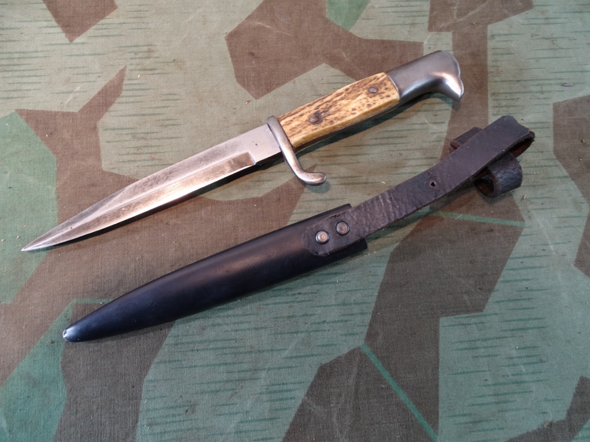 Grabendolch mit Hirschhorn Griffschalen 1. Weltkrieg, Eigentumsstück mit Träger Initialen. Grabendolch mit Hirschhorn Griffschalen 1. Weltkrieg, Eigentumsstück mit Träger Initialen.