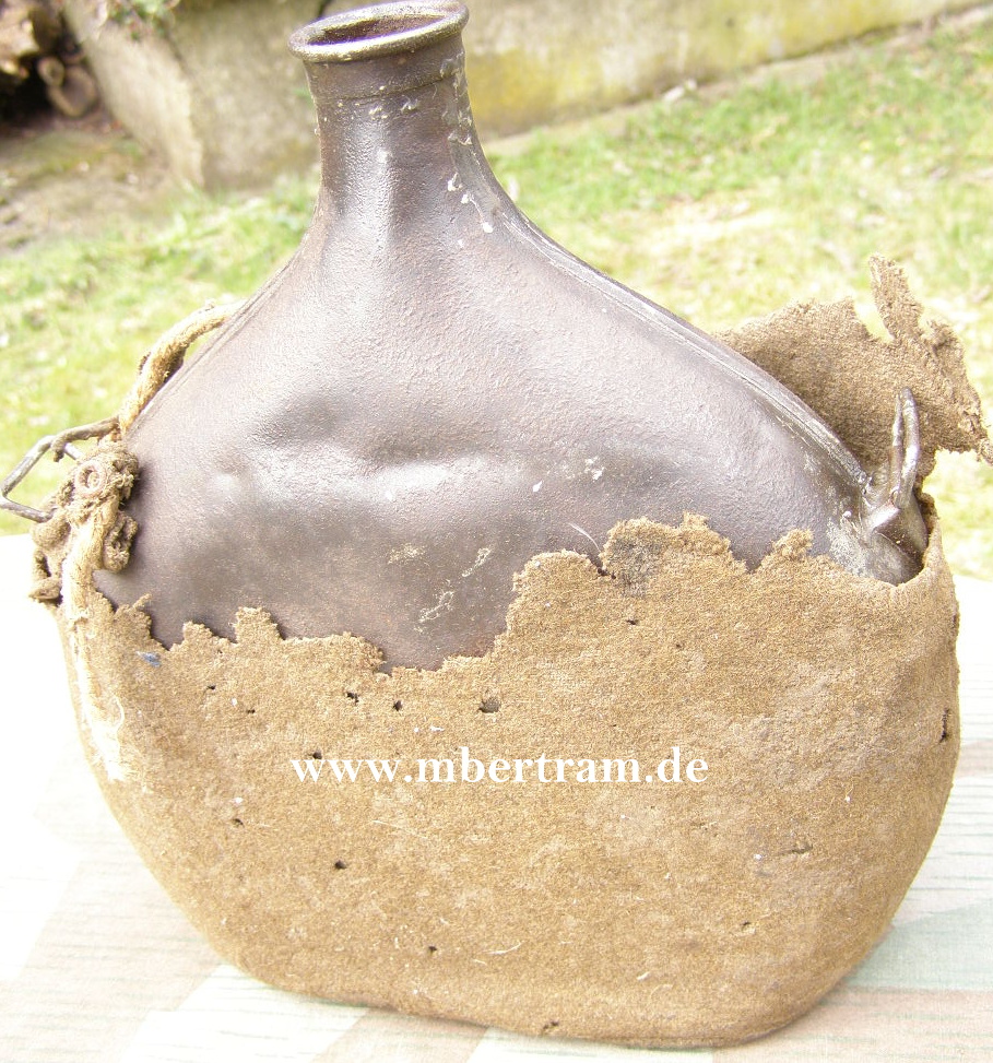 Französiche Feldflasche 1. Weltkrieg, Reste Stoffbezug.