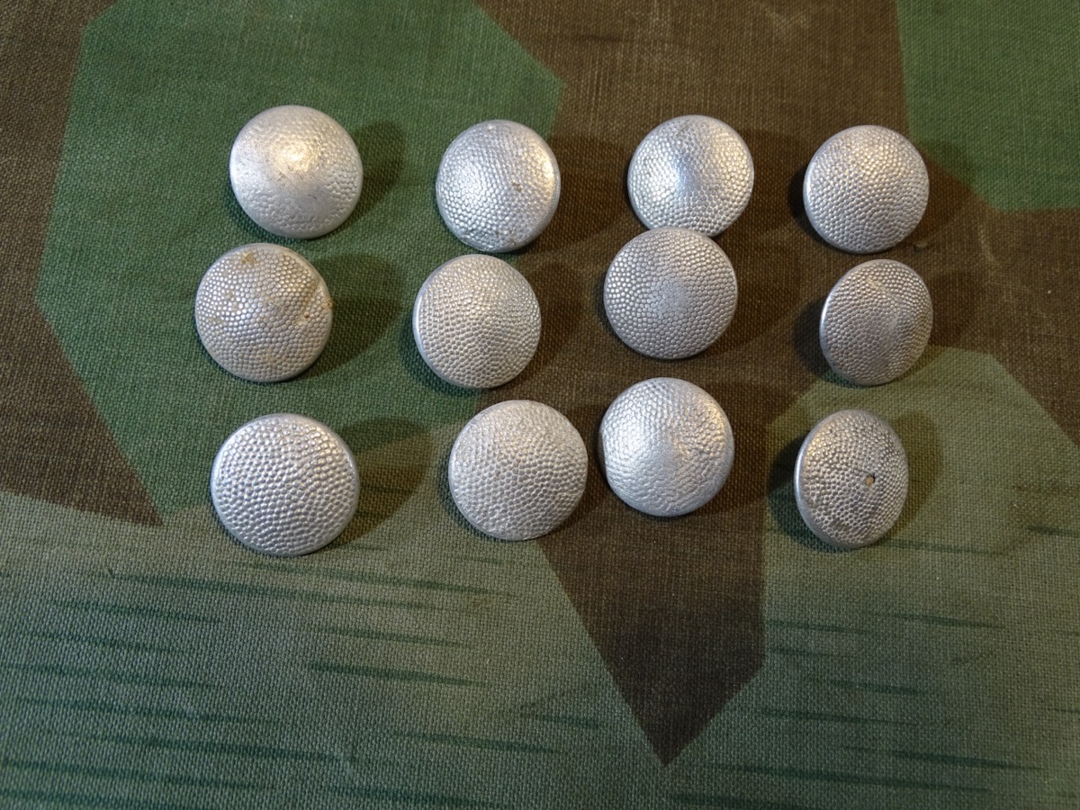 12 getragene Uniformknöpfe für Wehrmachts u. 3 Reich Uniformen, gekörnt, silbern, hohl geprägt