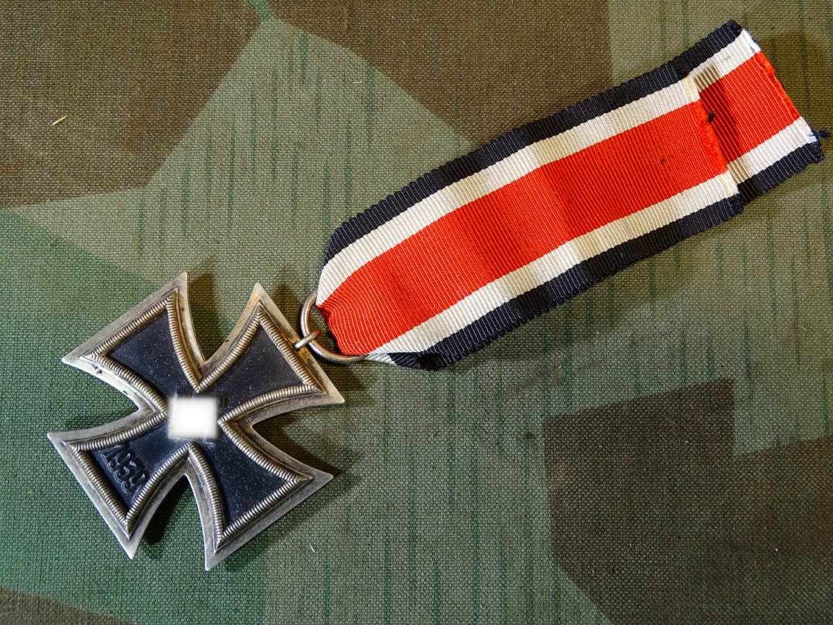 Eisernes Kreuz 2. Klasse 1939 mit Band, ungemarkt, typische Steinauer & Lück Fertigung