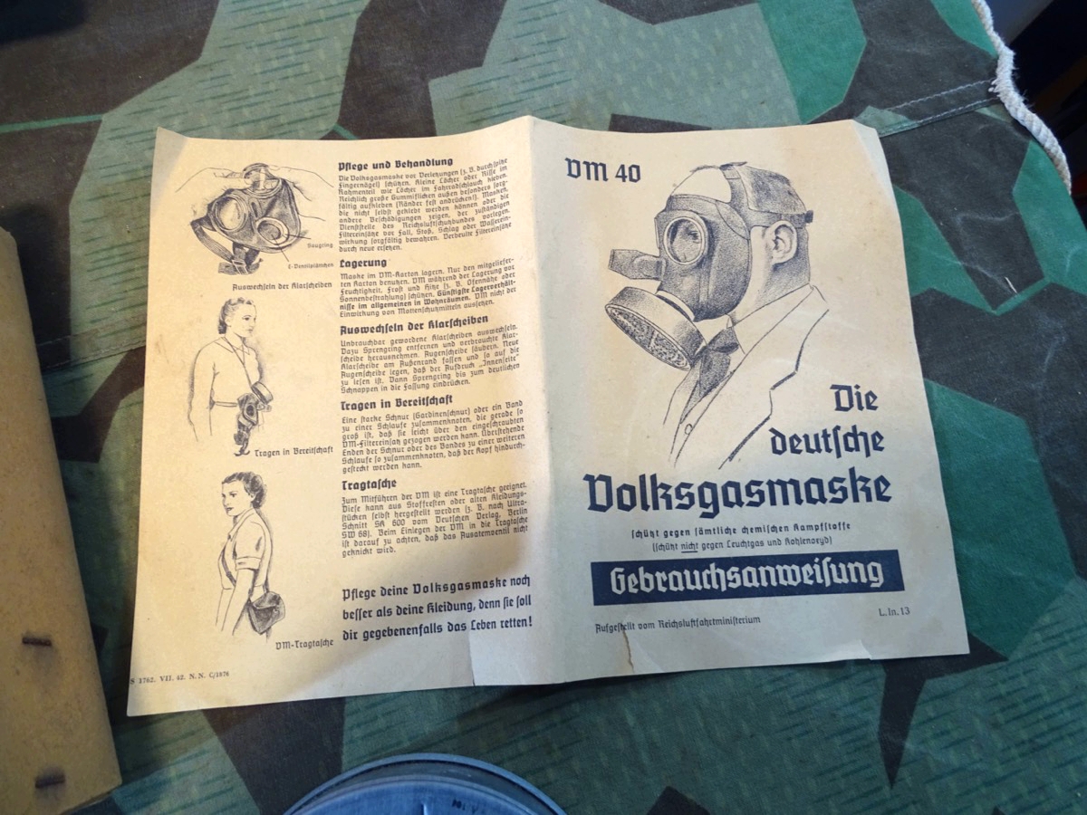 Komplette, gut erhaltene Volksgasmaske DM 40 M mit Karton, Filter, Anleitung Komplette, gut erhaltene Volksgasmaske DM 40 M mit Karton, Filter, Anleitung