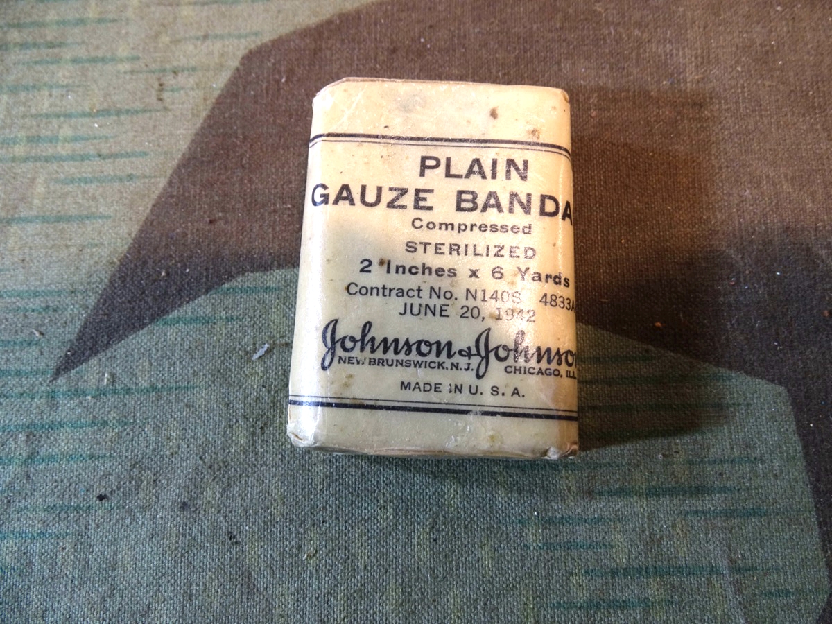 US Sanitätszubehör: Plain Gauze Bandage 1942, 2 Inch. 6 Yrd. , Johnson & Johnson
