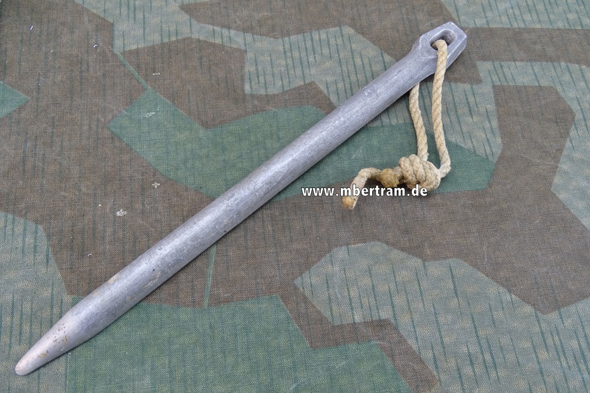 Wehrmacht oder Waffen SS Zelthäring mit Schnur , Aluminium " C&C.W. 1938"