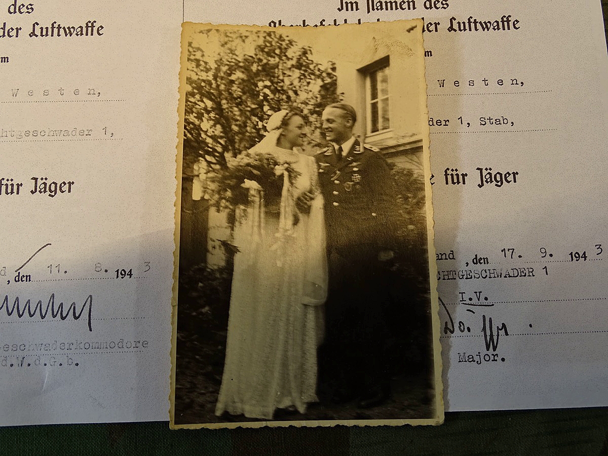 Fotonachlass mit Kopie der Urkunden, DK Gold Träger und Ehrenpokal Inhaber Jagdflieger d. Luftwaffe Fotonachlass mit Kopie der Urkunden, DK Gold Träger und Ehrenpokal Inhaber Jagdflieger d. Luftwaffe