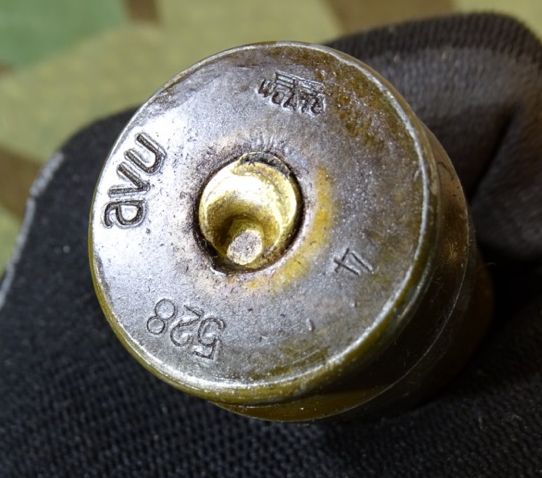 Deko-Patrone 2 cm Flak 38, lackierte Stahlhülse, Eisenzünder, Ladungssäckchen