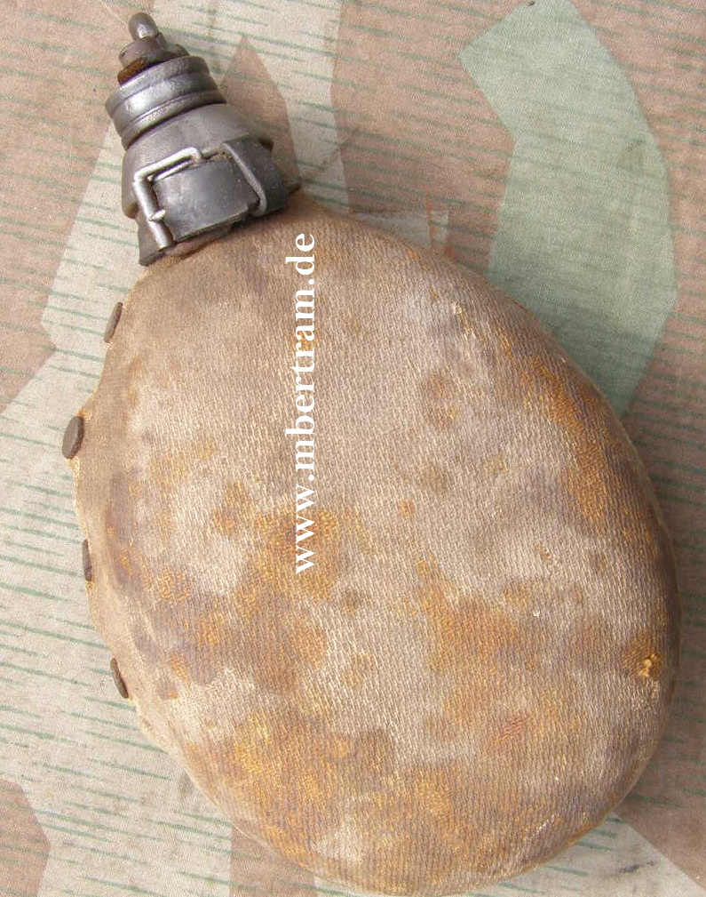 Deutsche Feldflasche 1. Weltkrieg. Stahl mit Korkenverschlus