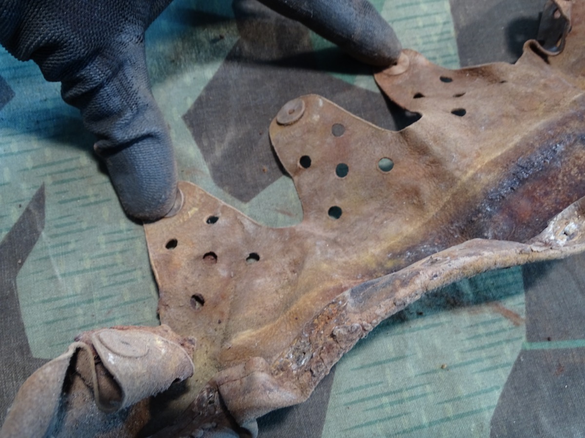 Original Stahlhelmleder für Wehrmachts Stahlhelme, Wasserfund. Ca. 52,5 cm