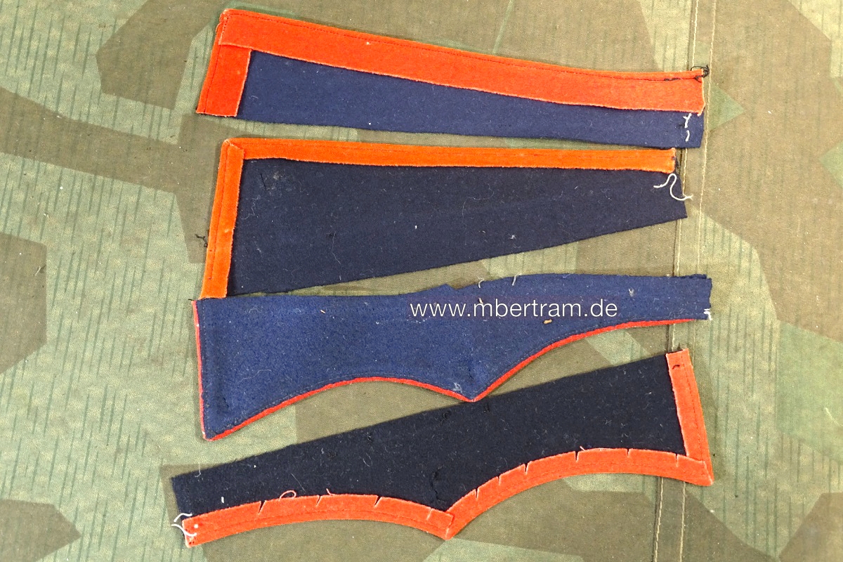 4 blaue Stoffstücke für preussische Uniformen, Ärmelaufschläge, Kragenteile.
