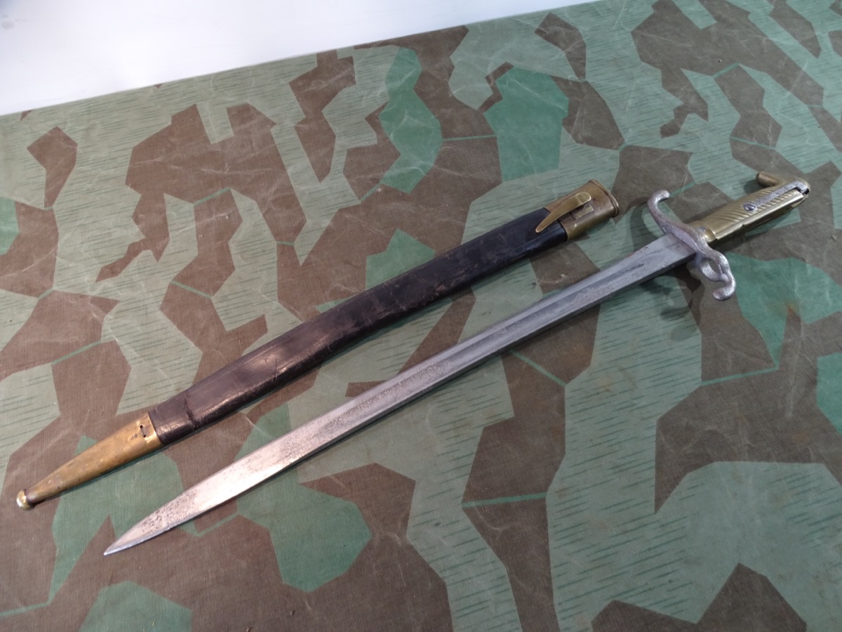 Seitengewehr M 71 mit Lederscheide, mit Schlachtfeld Schaden am Griffknauf, 149 R.E.2.193 Seitengewehr M 71 mit Lederscheide, mit Schlachtfeld Schaden am Griffknauf, 149 R.E.2.193