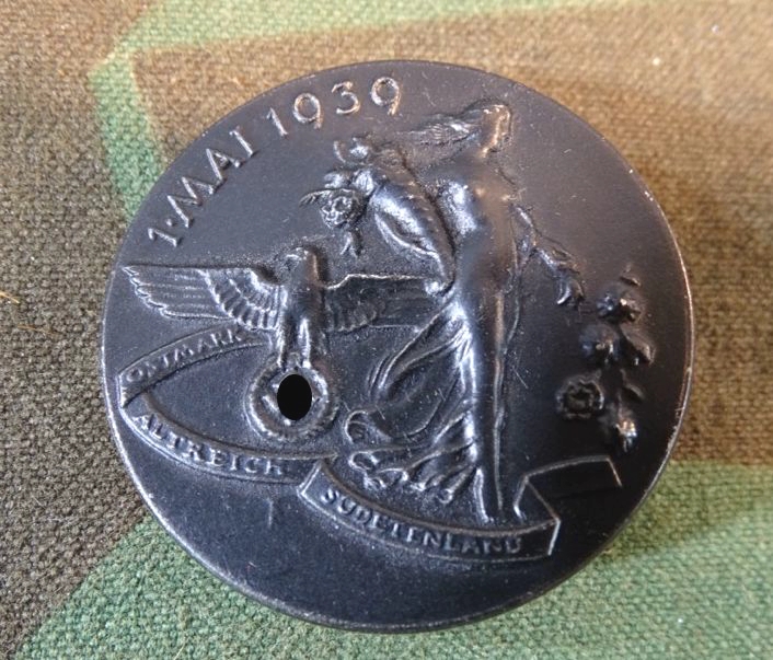 Treffabzeichen 1. Mai 1939, Alu, Hersteller  Wilhelm Helbing, Leipzig