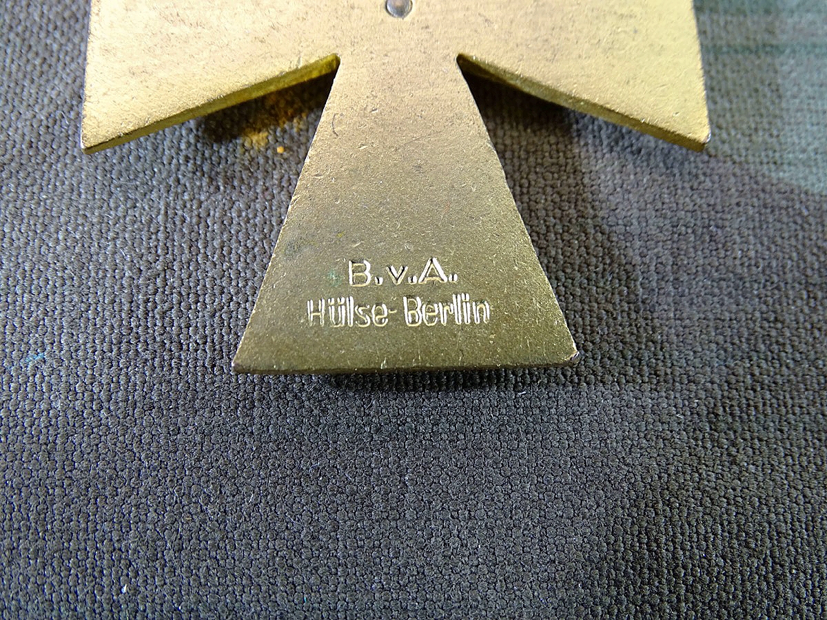 Danziger Kreuz 2. Klasse, vergoldet, emailliert, an Trageband mit Nadel.  Hst.: B.v.A Hülse Berlin. 