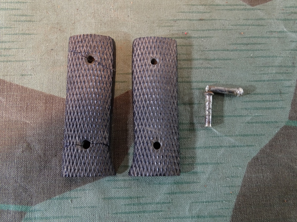 Bastlerstücke, frühe Griffschalen für ein Extra Seitengewehr KS 98, eine geklebt