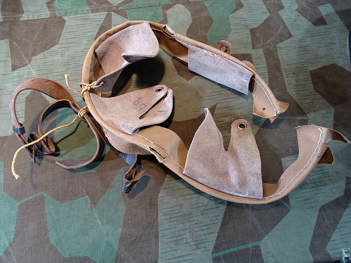 Stahlhelm Innenausstattung Tschechien, Gr. 58, Lederstücke gut erhalten, mit Kinnriemen