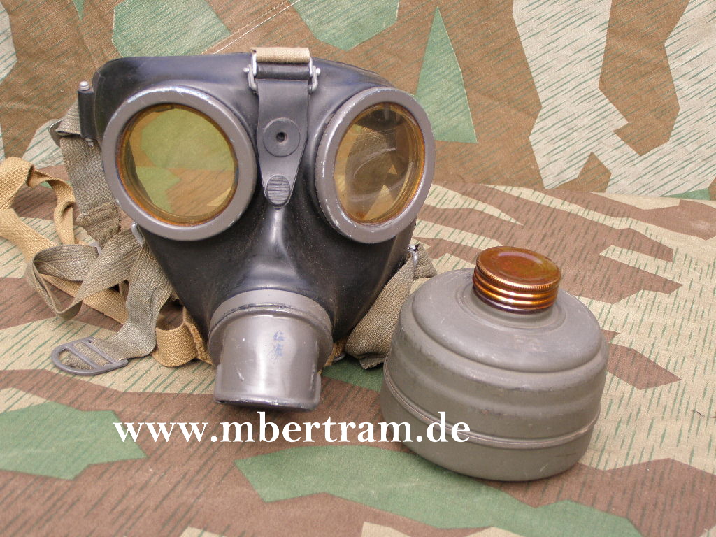 WH schwarze Gasmaske v. 1941, Filter "FE 41" grünes Metall, Größe 2- MITTEL-