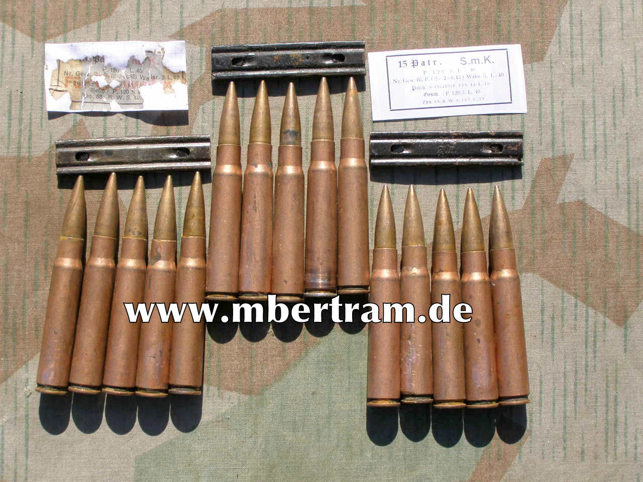 15 Deko Patronen, 3 Ladestreifen. "P120, 1940" verkupfert