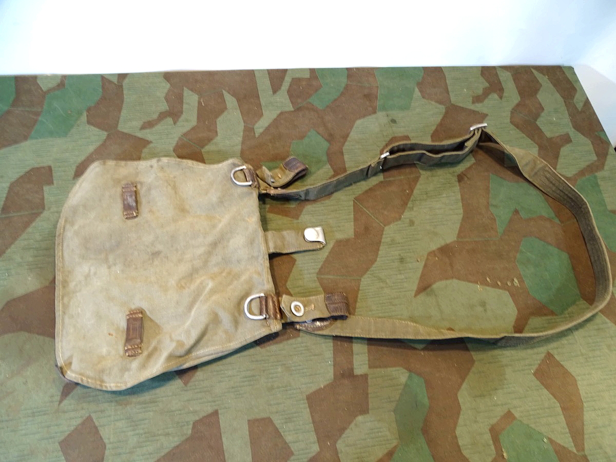 Brotbeutel Wehrmacht oder Waffen frühes Stück, Alubeschläge, passender Trageriemen. 