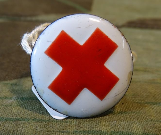 Emaillierte runde Plakette als Kragenspiegel für Sanitäter, erster Weltkrieg, m.Splinten