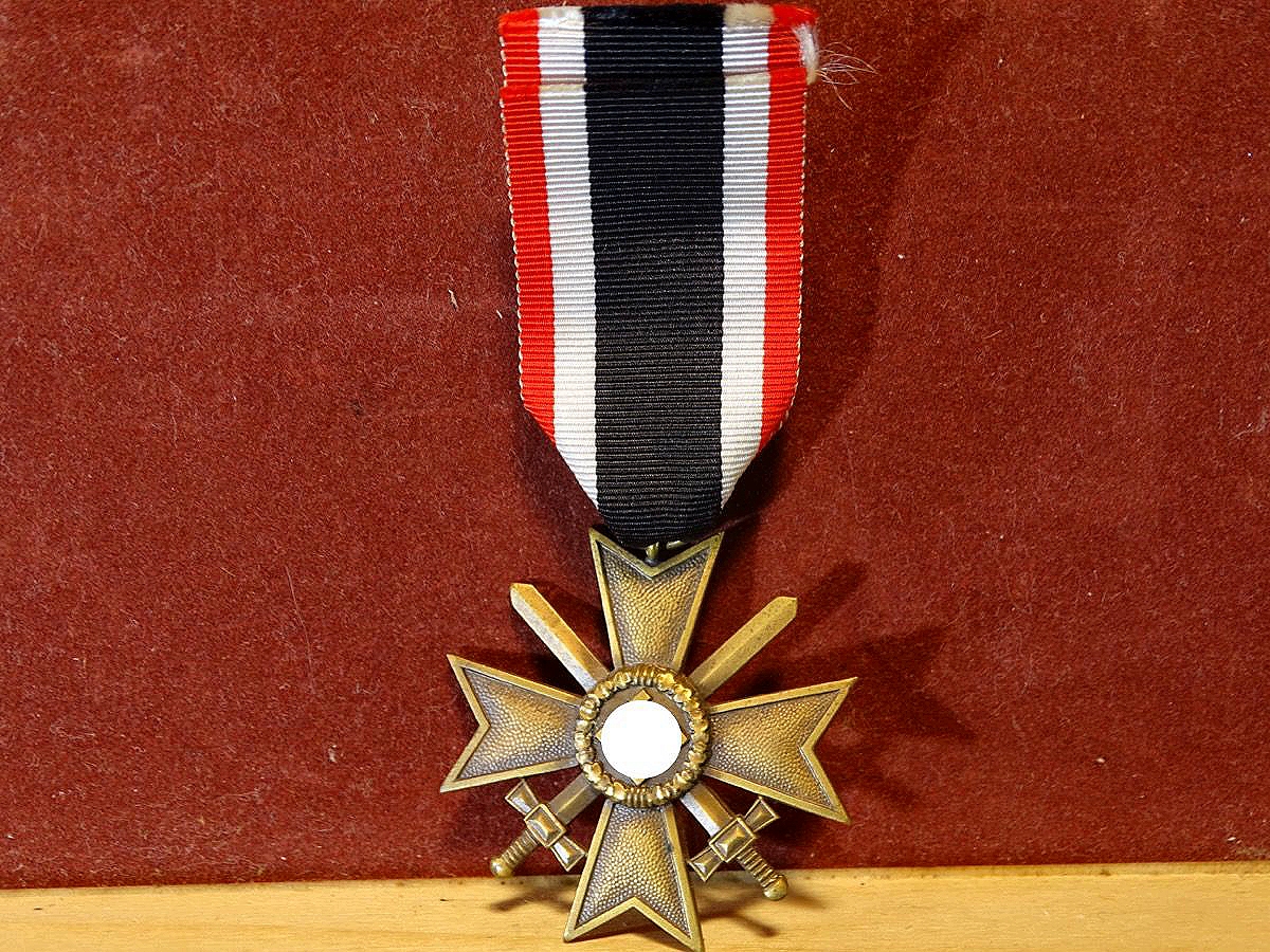 Kriegsverdienstkreuz 1939 mit Schwertern, Buntmetall, o. Hst. Mit Bandabschnitt