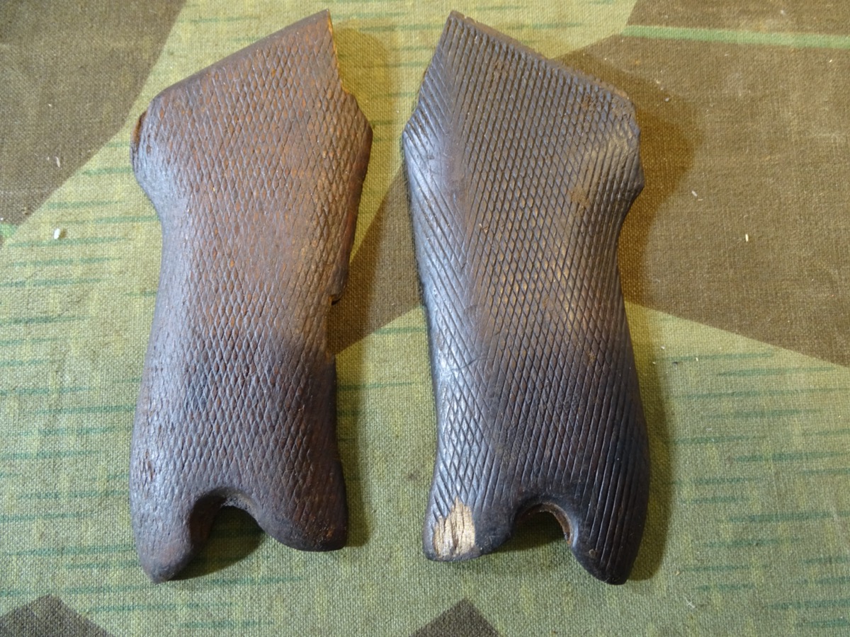 Pärchen originale Holz Griffschalen für P 08, stark getragen u. Fehlstelle Pärchen originale Holz Griffschalen für P 08, stark getragen u. Fehlstelle
