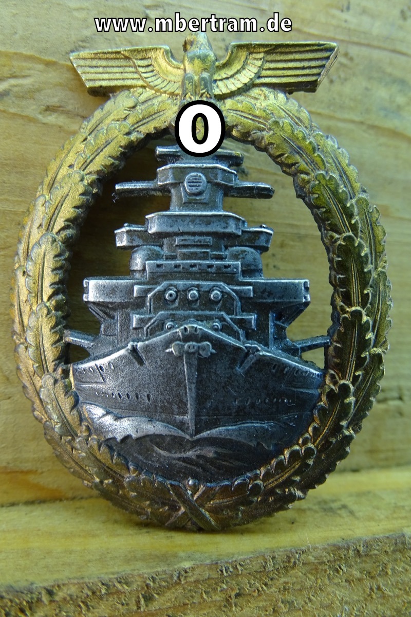 Flottenkriegsabzeichen, Buntmetall, Hst. "Fec. Adolf Bock - Ausf. Schwerin Berlin"
