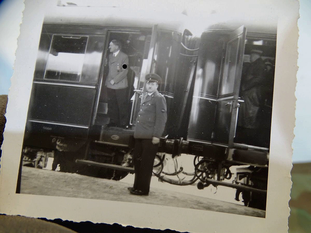 2 Privatfotos von Adolf Hitler auf Bahnhof Berchtesgaden, Oberbayern, Mittags 15.02.1938
