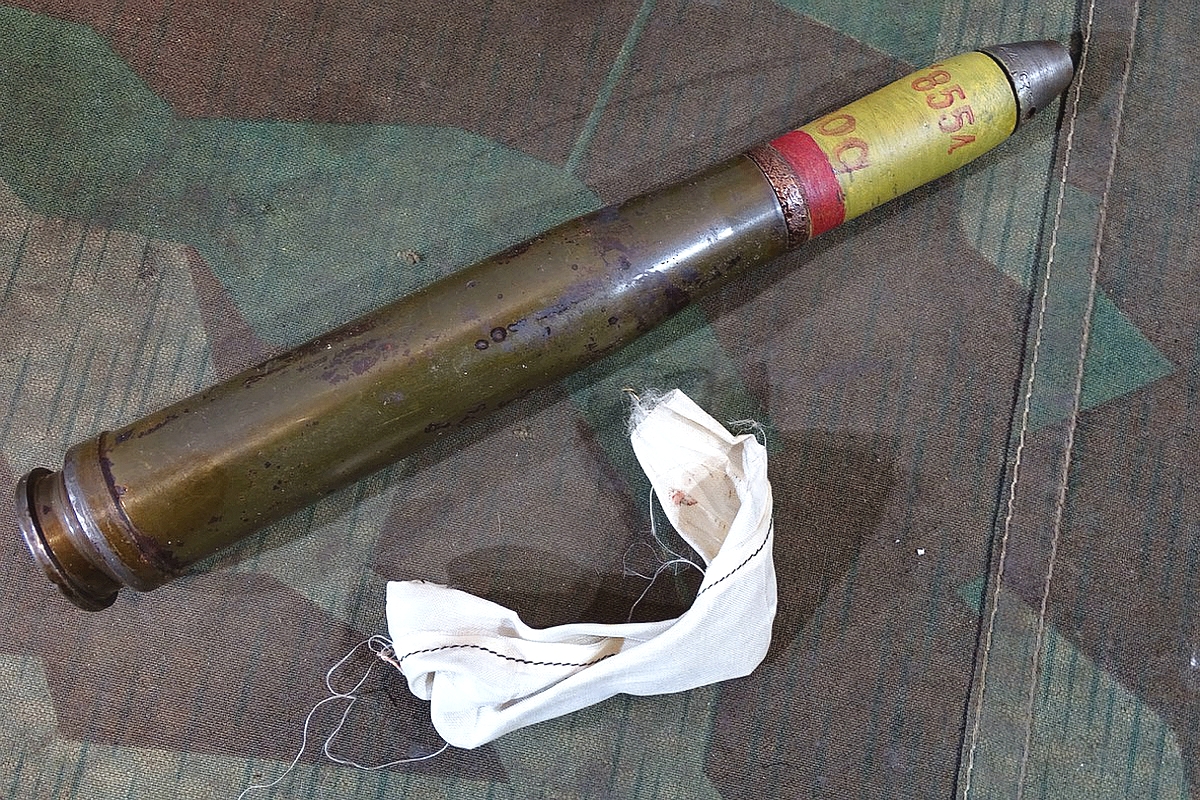 Deko-Patrone 2 cm Flak 38, Stahlhülse, Zünder, Ladungssäckchen
